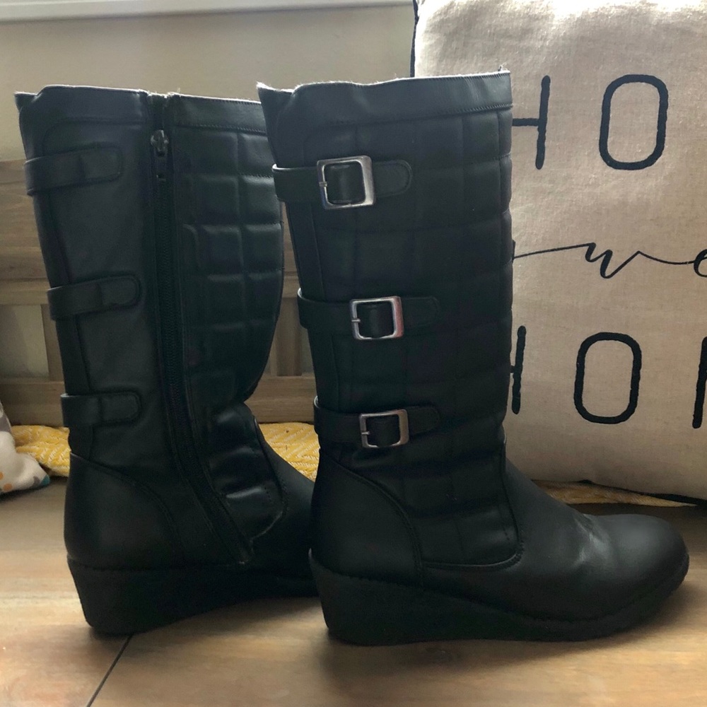 Kids fleece lined wedge boots.